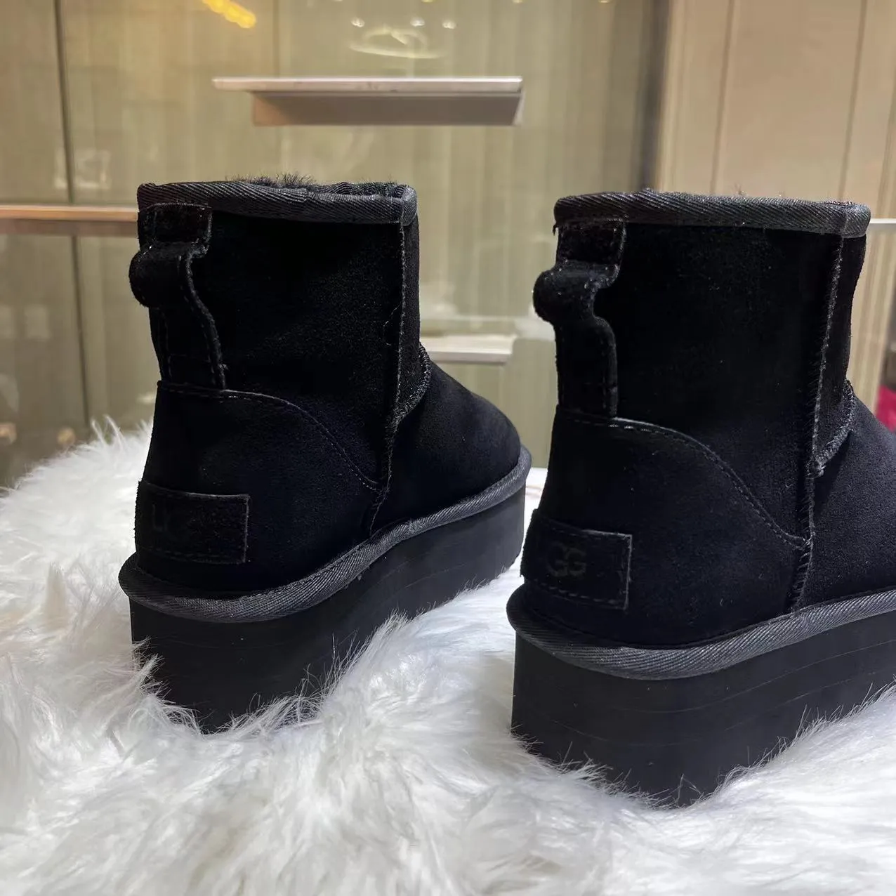 💰520 UGG sheepskin all-in-one snow boots. The official website synchronizes the new autumn and winter women's classic mini (thick sole) short snow boots 1134991, three-layer combination thick sole 5 cm, lightweight and non-slip, suede upper, 17 mm real wool lining, comfortable and casual, simple and fashionable! Color: Maroon Black Military Green Chocolate Size: 35-41